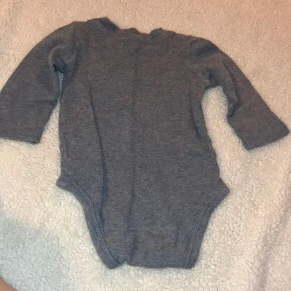 🐶🐶Carters 12mg gray onesie🐶🐶 - Picture 3 of 6